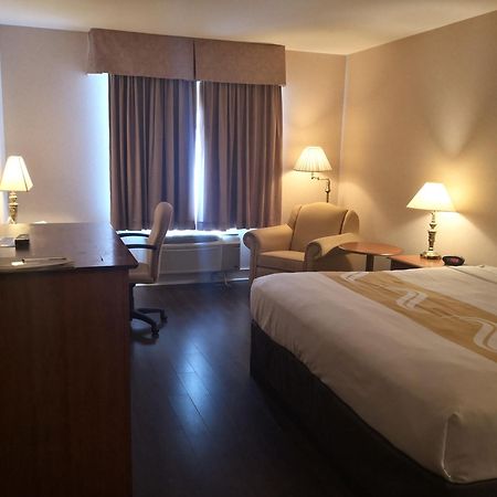 Quality Inn & Suites Hawkesbury Exterior foto