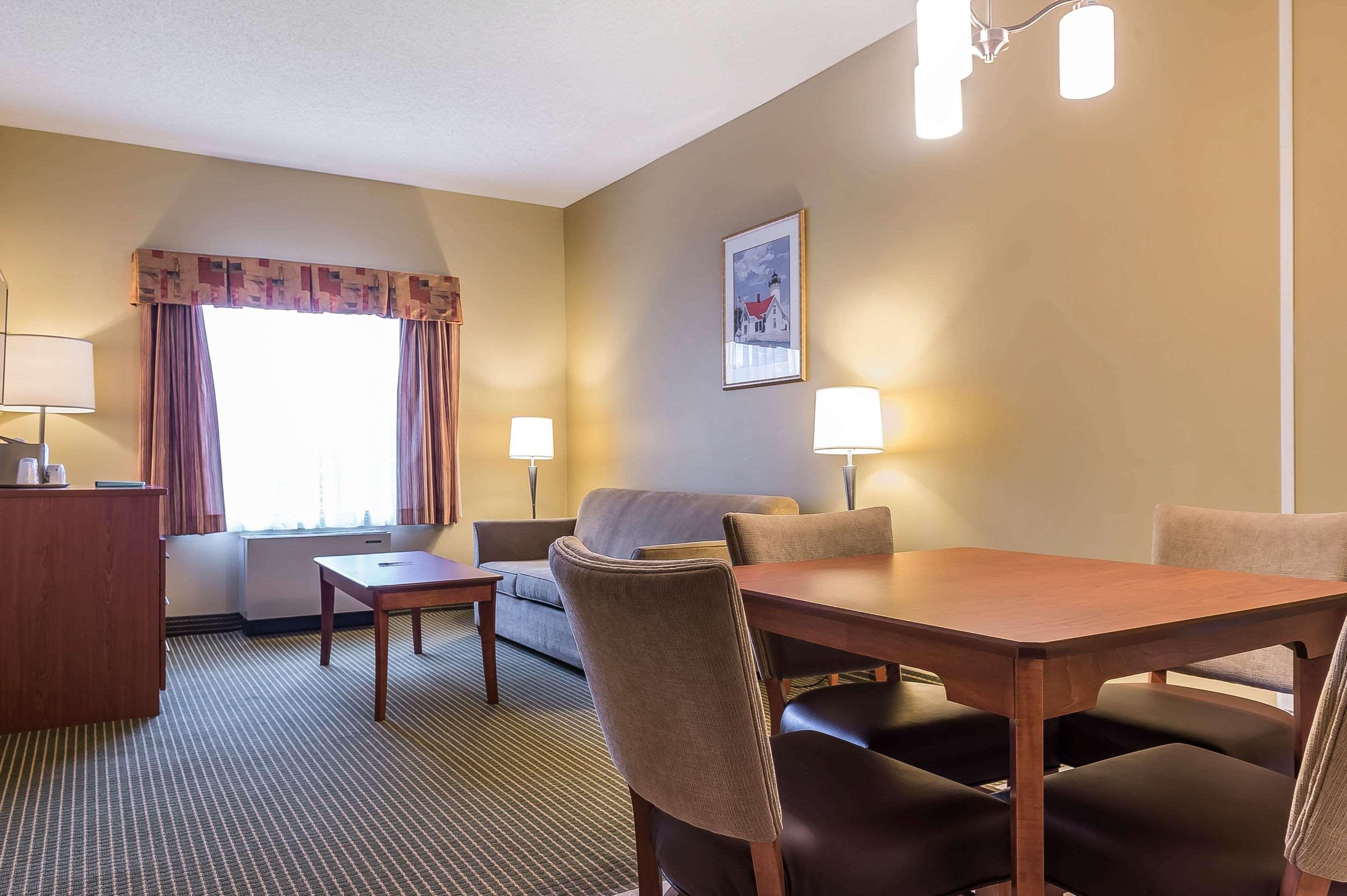 Quality Inn & Suites Hawkesbury Exterior foto