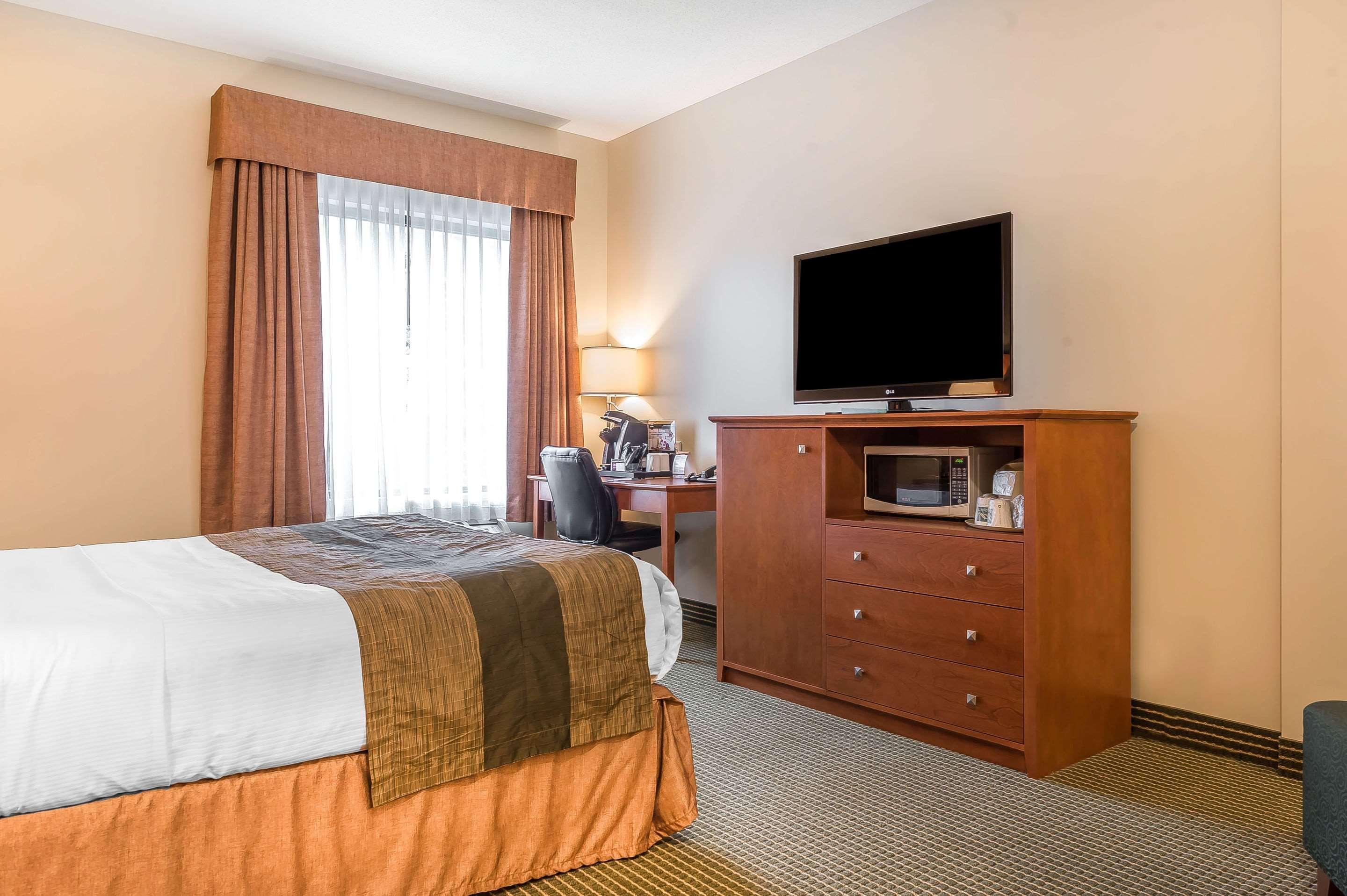 Quality Inn & Suites Hawkesbury Exterior foto