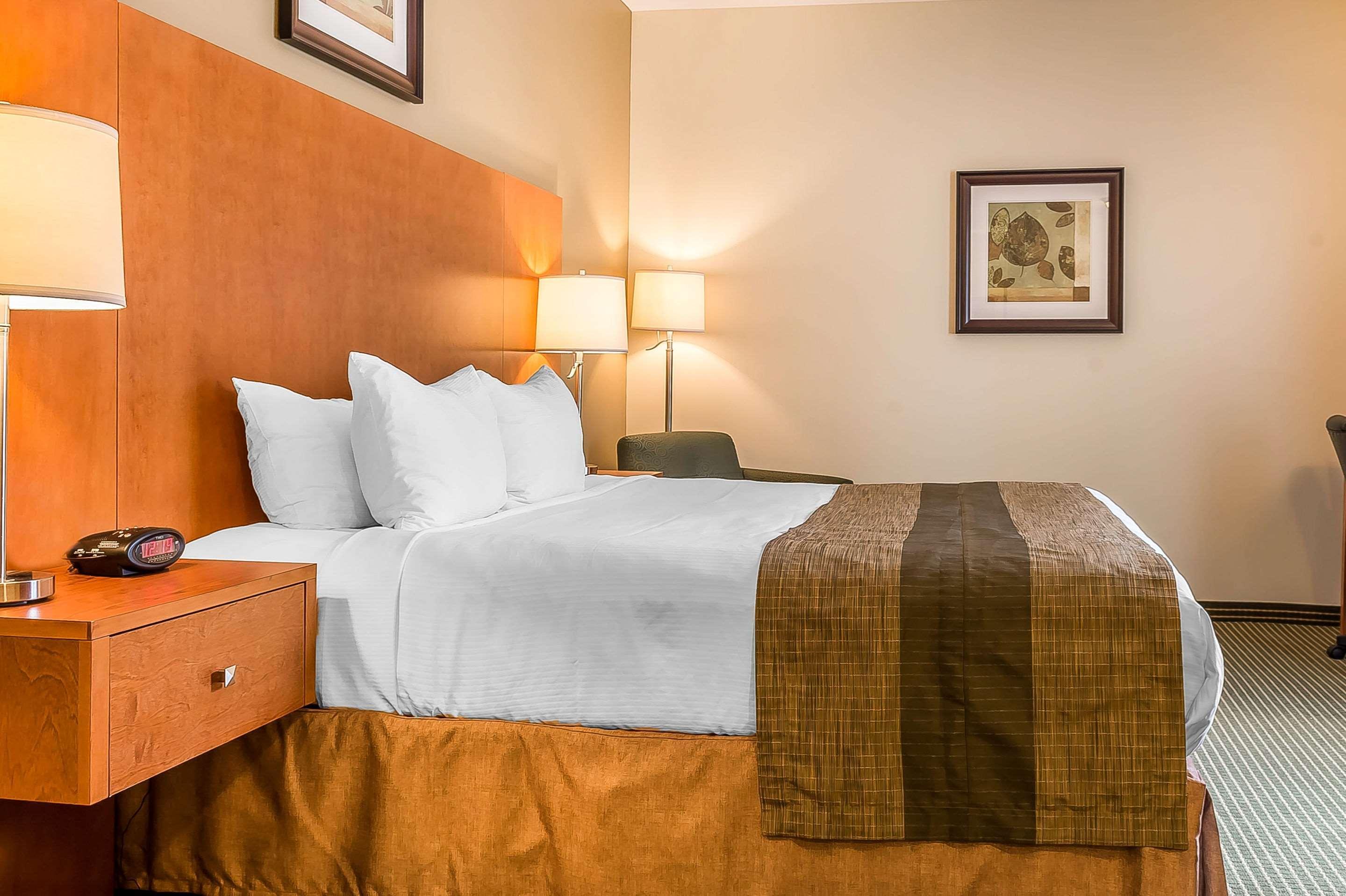 Quality Inn & Suites Hawkesbury Exterior foto