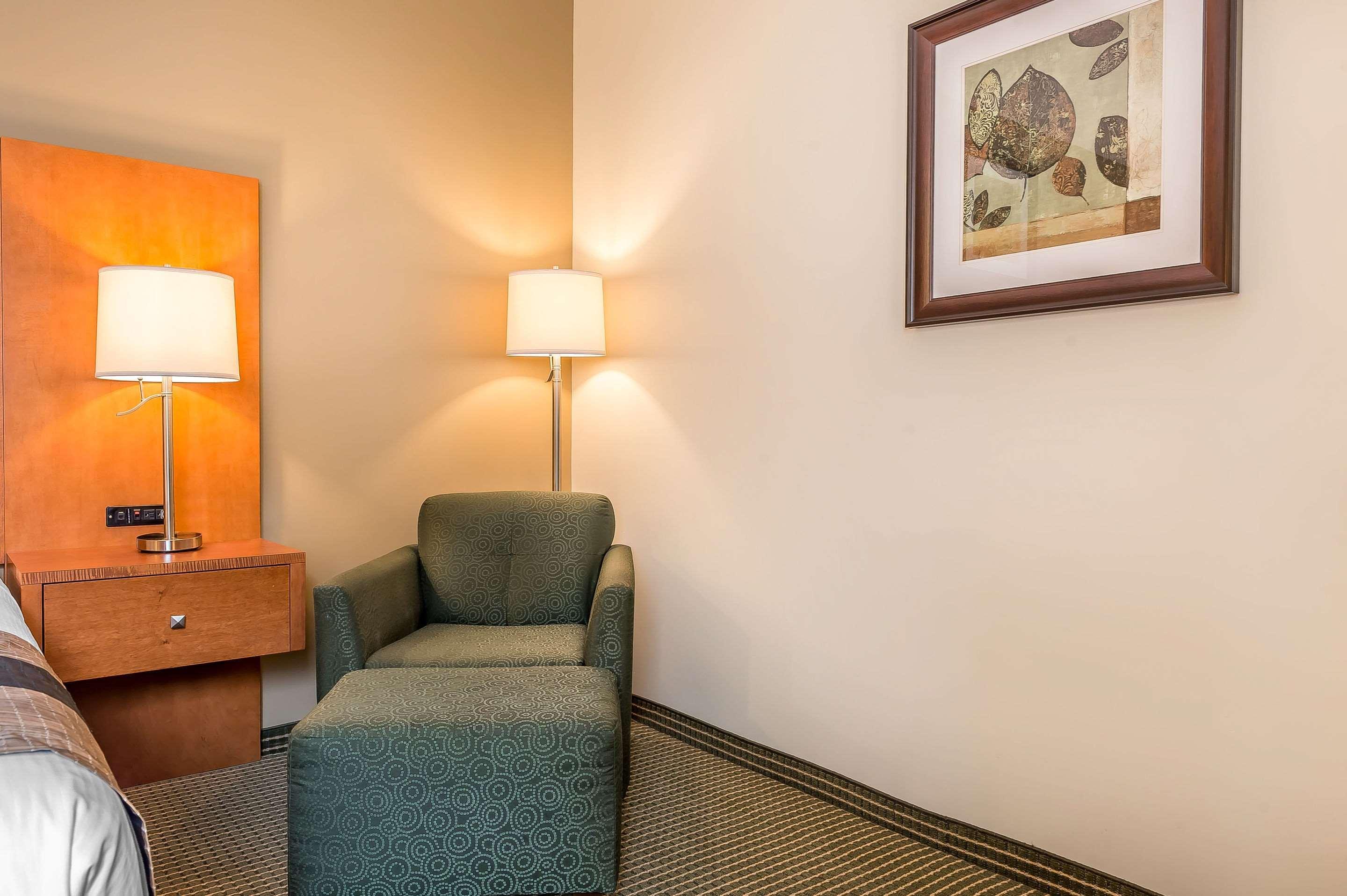 Quality Inn & Suites Hawkesbury Exterior foto