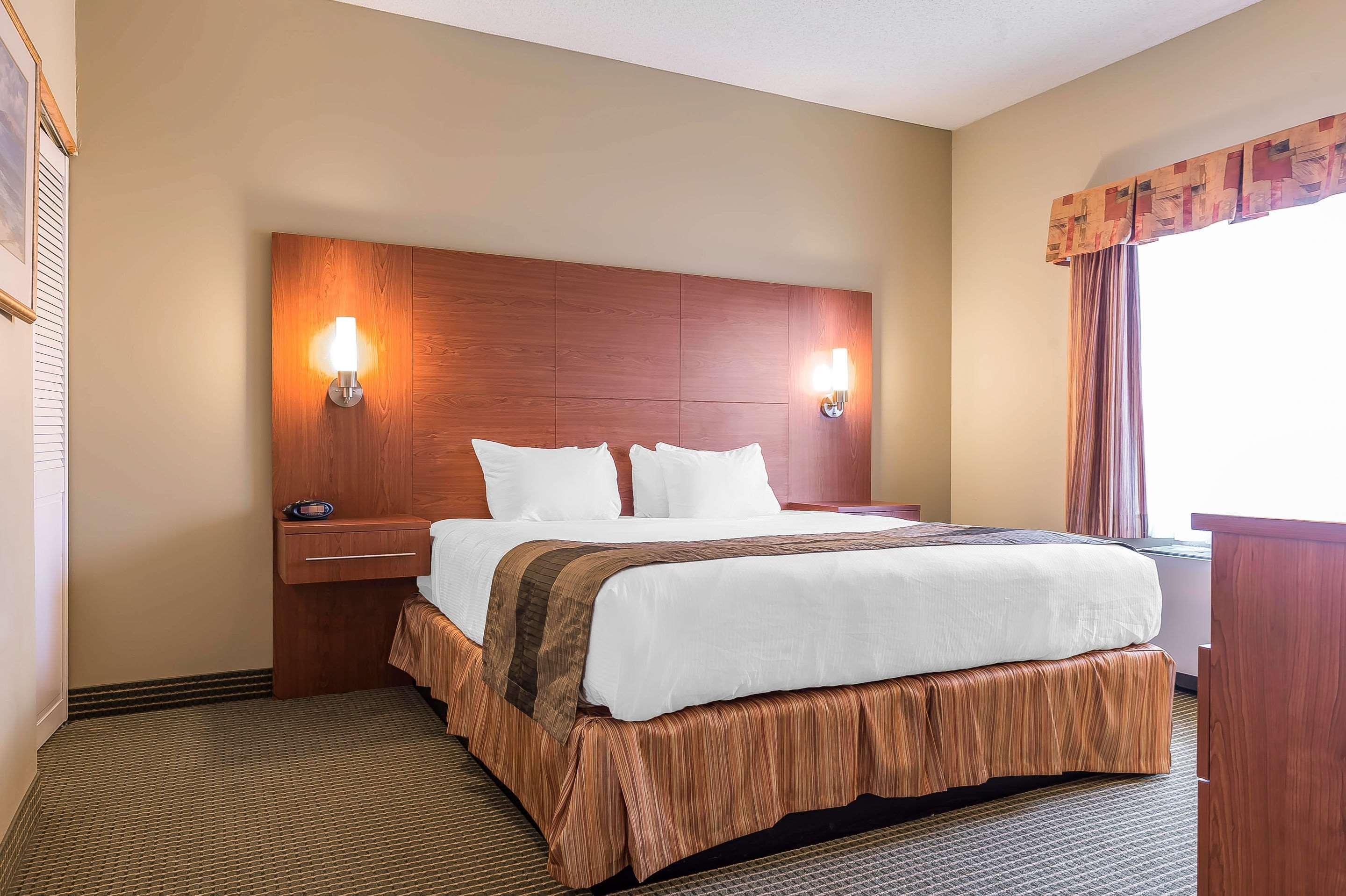 Quality Inn & Suites Hawkesbury Exterior foto
