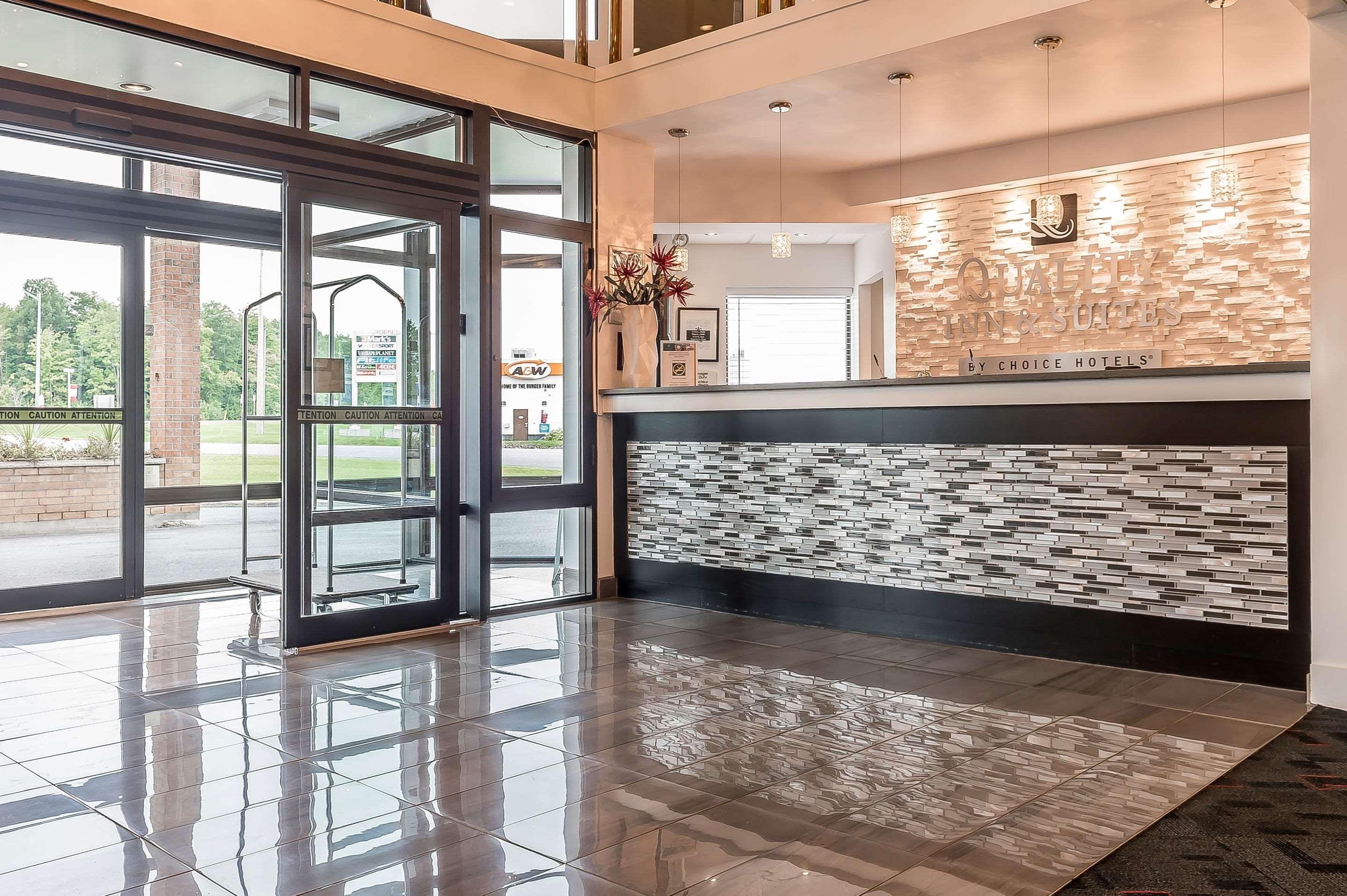 Quality Inn & Suites Hawkesbury Exterior foto