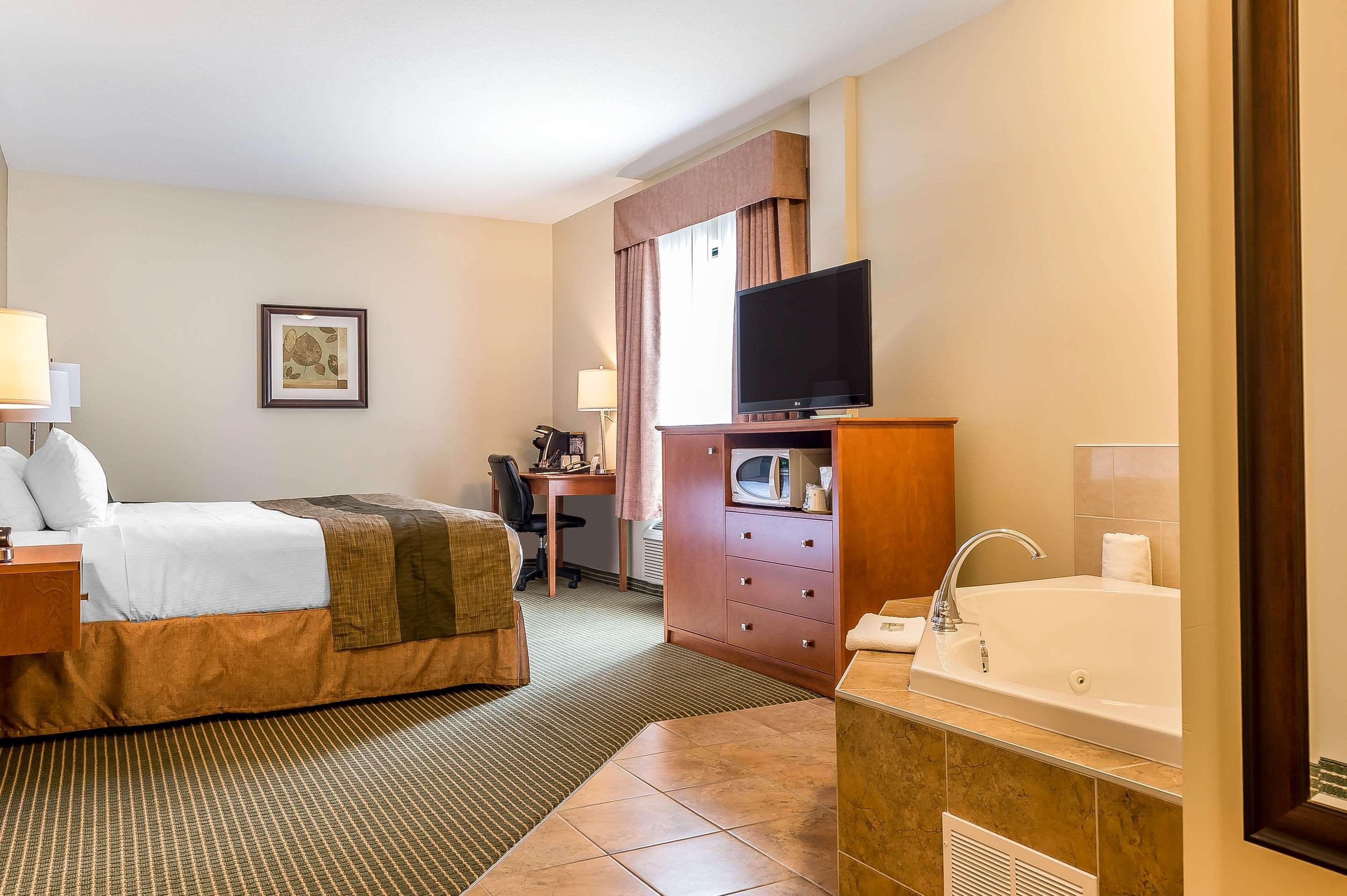 Quality Inn & Suites Hawkesbury Exterior foto