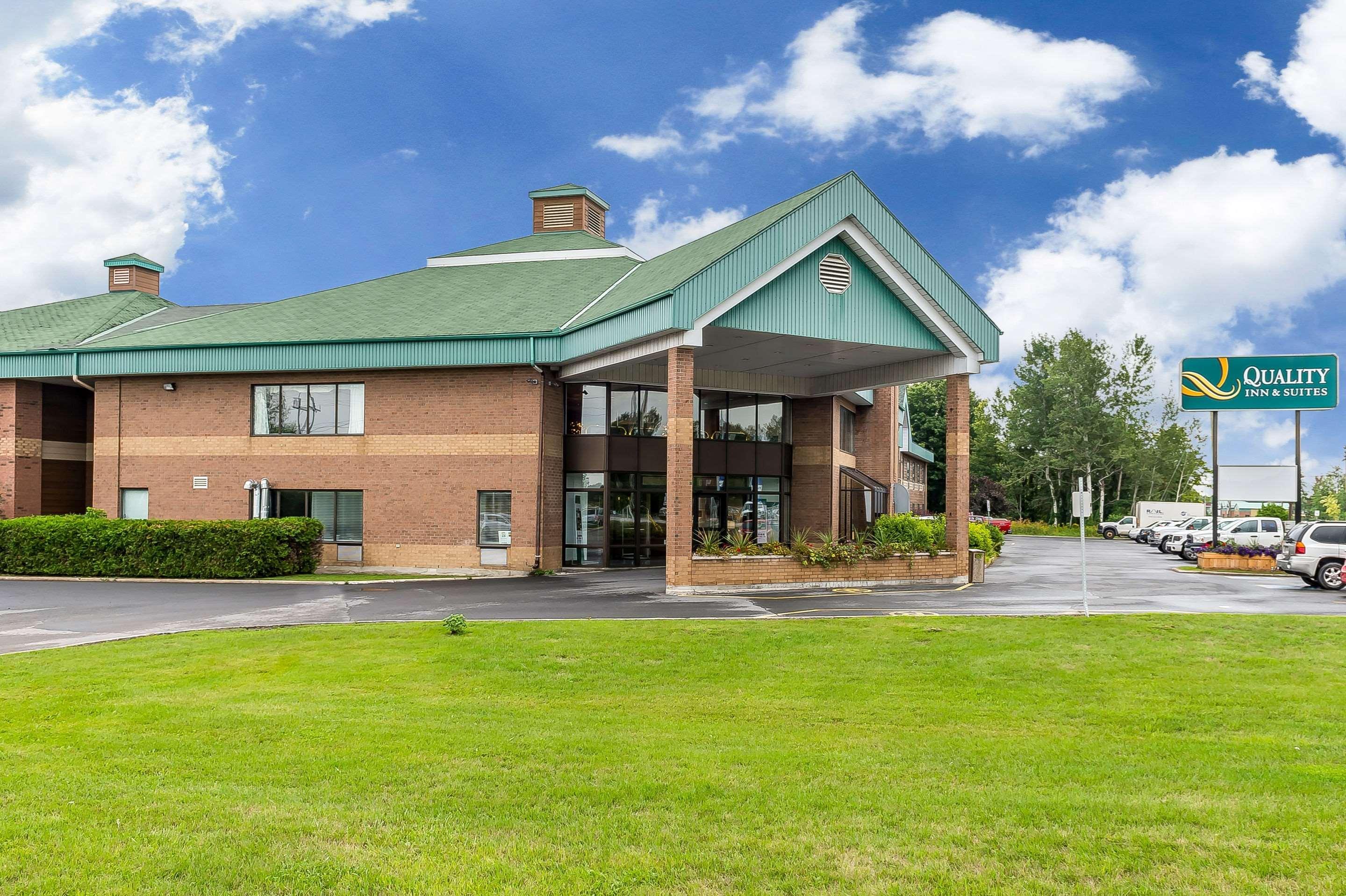 Quality Inn & Suites Hawkesbury Exterior foto