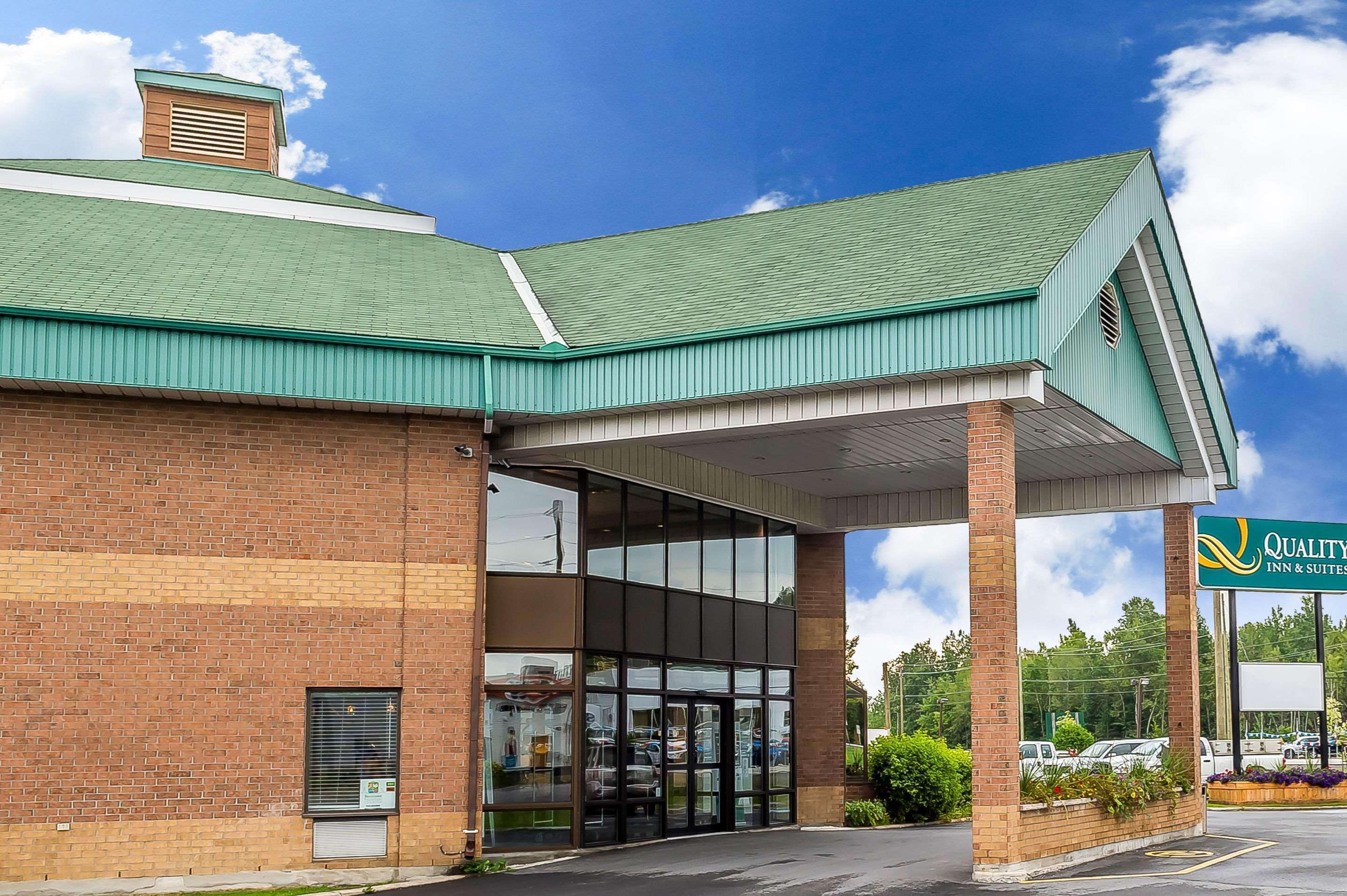Quality Inn & Suites Hawkesbury Exterior foto