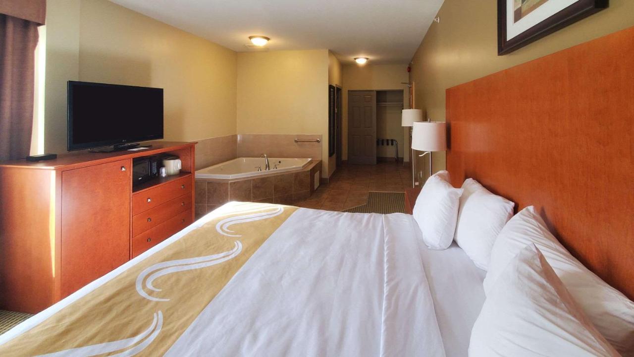 Quality Inn & Suites Hawkesbury Exterior foto