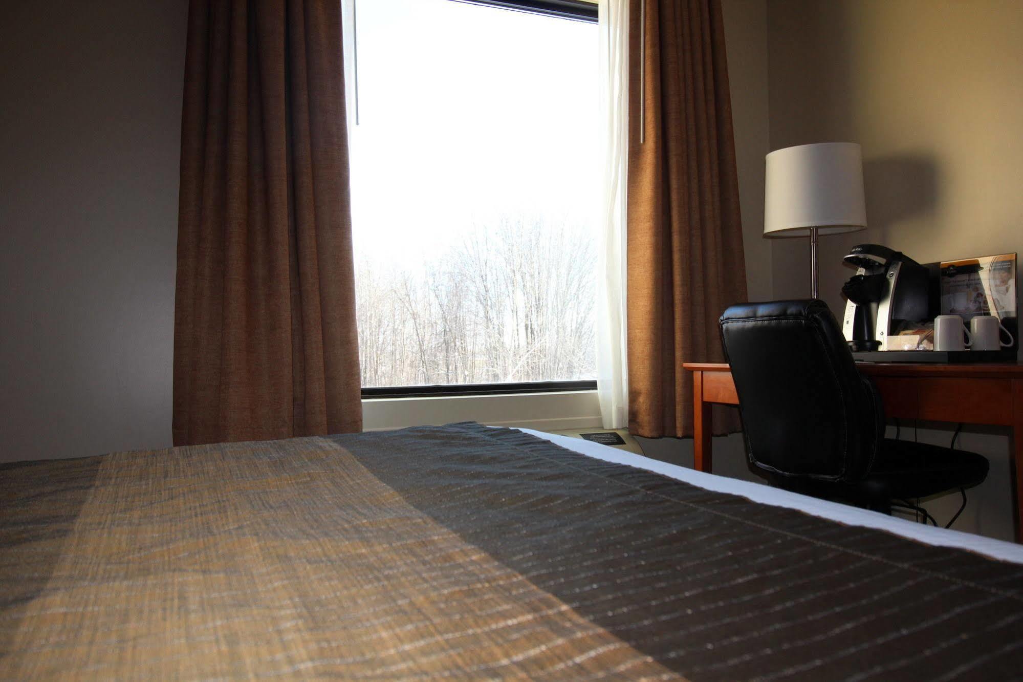 Quality Inn & Suites Hawkesbury Exterior foto